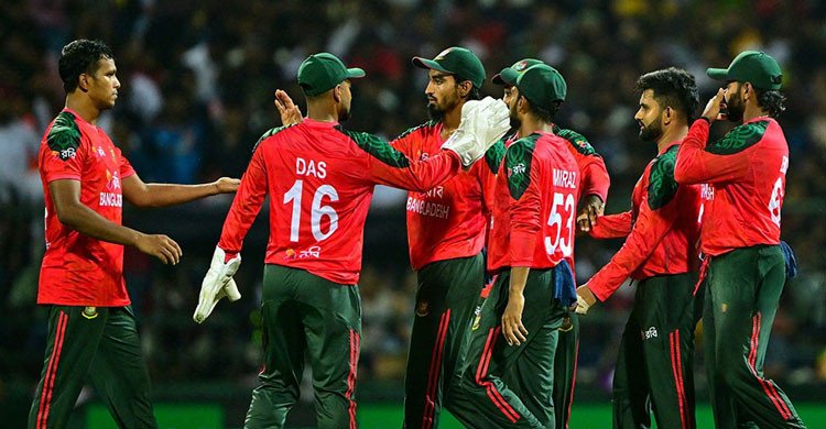 বিশ্বকাপে যাওয়া হচ্ছে না, ক্রিকেটারদের সময় কাটছে টেপ টেনিস খেলে!